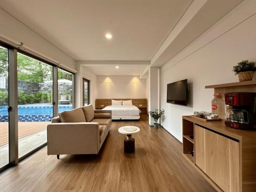 ein Wohnzimmer mit einem Sofa und einem Bett in der Unterkunft Bungalow Homes in Bandung