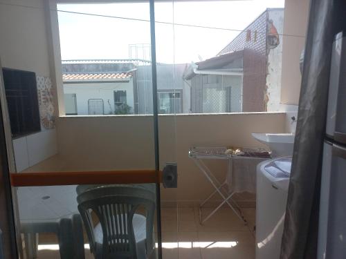 baño con ventana, lavabo y aseo en Apartamento Florianópolis INGLESES, en Florianópolis