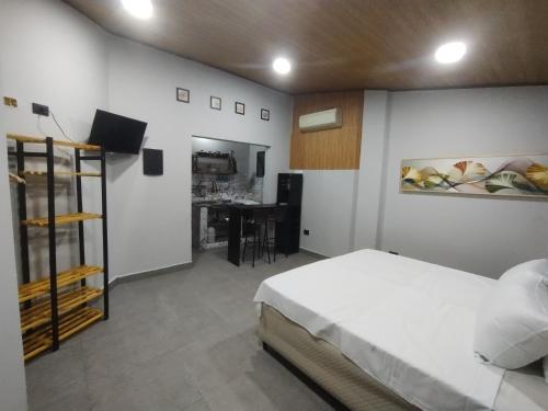 Un dormitorio con una cama y una mesa. en Villa São Lourenço, en Bertioga
