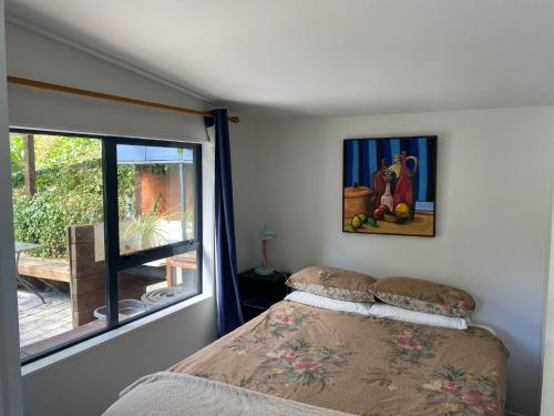 um quarto com uma cama e uma janela em City View Guest House em Gisborne