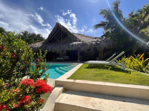un complejo con piscina y cabaña de hierba en Las Terrenas - Caribbean Villa for 6 people - Exceptional location en Las Terrenas
