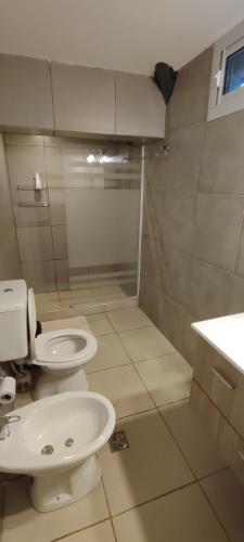 a bathroom with a toilet and a sink at Fabulosa y confortable cabaña in Mendoza