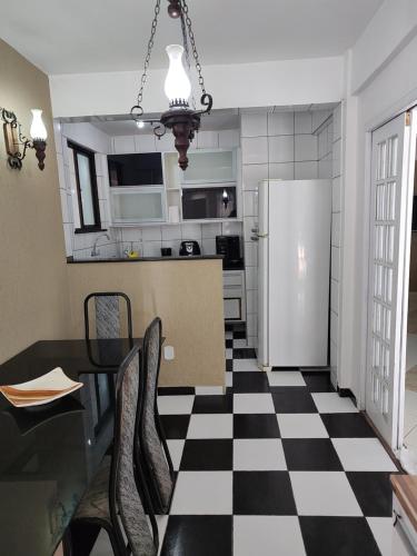 Η κουζίνα ή μικρή κουζίνα στο Suítes Cabo Frio