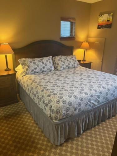 a bedroom with a large bed with two lamps at Morning Star Lodge - Hosted by Linda in Kellogg
