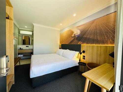 um quarto de hotel com uma cama e uma cozinha em Royal Hotel-Motel em Moree
