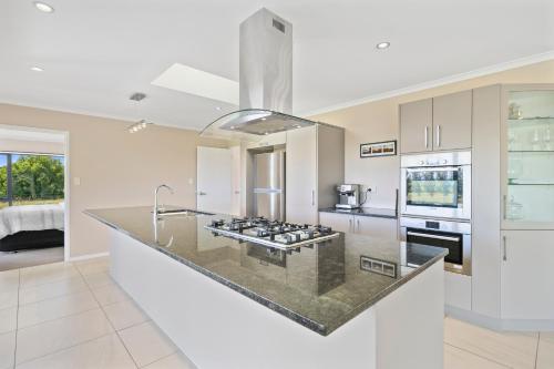 Кухня или мини-кухня в Meadowscape Hideaway - Martinborough Holiday Home
