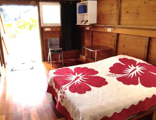 En eller flere senge i et værelse på Mara'ai le spot Tubuai Ch Double piscine salle d'eau et WC privée