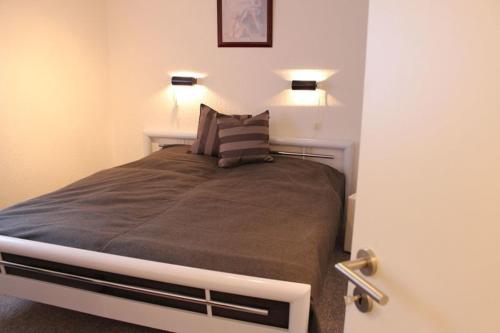 una camera da letto con un letto con due luci sopra di Ferienwohnung Arlt a Bad Harzburg