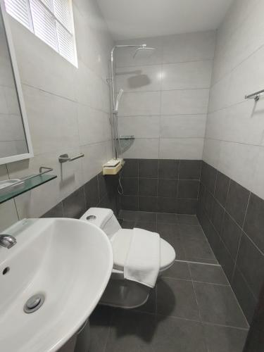 Maribago的住宿－CASABLU HOTEL&RESORT，浴室配有白色卫生间和盥洗盆。