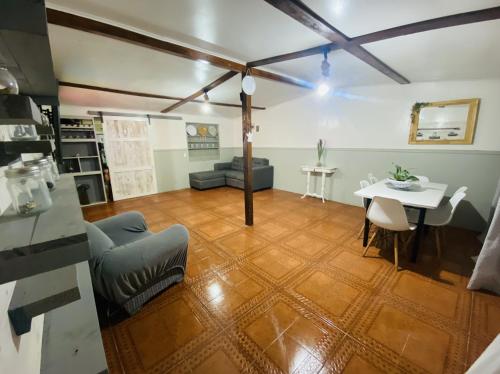 sala de estar con sofá y mesa en Alojamiento Casa Nordica, en Taltal