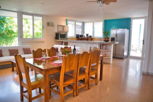Dapur atau dapur kecil di Samara Pacific Lodge