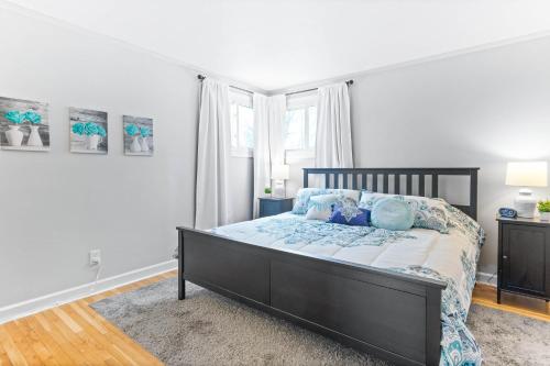 a bedroom with a bed and a window at The Cranbrook- Close to OSU-Downtown Columbus-Short North-Clintonville-Upper Arlington in Columbus