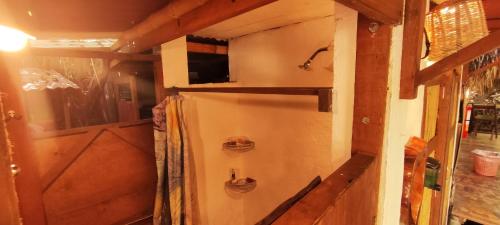 Cette petite chambre comprend un réfrigérateur. dans l'établissement Posada Corazon Mazunte - Natural Vibe Satori, à Mazunte