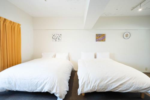 Una cama o camas en una habitación de Nagai park side stay