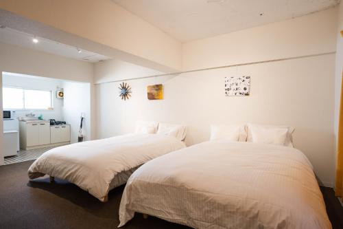 Una cama o camas en una habitación de Nagai park side stay