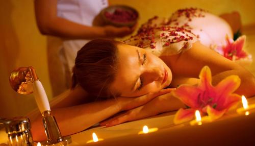 a woman laying in a bath tub in a mirror at Zamek Na Skale in Trzebieszowice