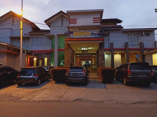 ulica z samochodami zaparkowanymi przed sklepem w obiekcie Surya Palace Syariah w mieście Padang