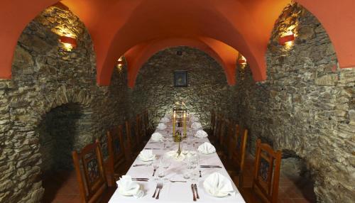 a dining room with a long table in a building at Zamek Na Skale in Trzebieszowice