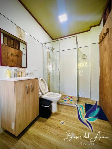 uma casa de banho com um chuveiro e um WC. em EcoHotel Brisas del Amani em Norcasia