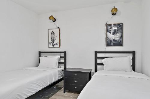 New 3-bed 2-bath West Palm Beach Vacation Home tesisinde bir odada yatak veya yataklar