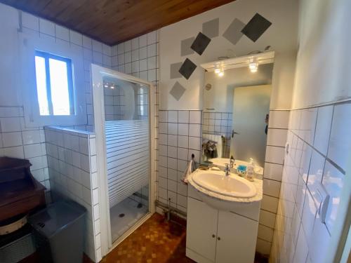 Et badeværelse på Appartement Formiguères, 3 pièces, 6 personnes - FR-1-758-16