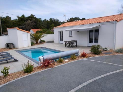Photo de la galerie de l'établissement Maison Neuve à Saint-Jean-de-Monts avec Piscine Chauffée, Jardin, et Proche Plage - FR-1-323-409, à Saint-Jean-de-Monts