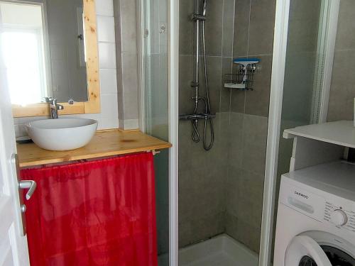 une salle de bain avec un lavabo et une machine à laver dans l'établissement Maison Familiale de Charme à 300m de la Plage - Saint Jean de Monts, 6 Pers, Wifi Gratuit - FR-1-323-408, à Saint-Jean-de-Monts