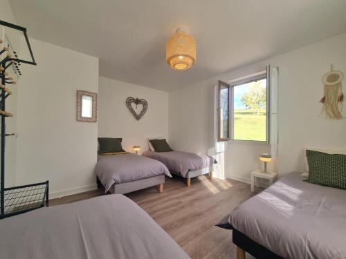 Photo de la galerie de l'établissement Charmant Gîte Cocooning avec Terrasse et Animaux Acceptés - FR-1-496-306, à Belmont-de-la-Loire