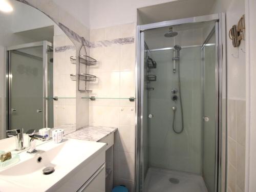 une salle de bain avec douche et lavabo dans l'établissement Confortable T3 avec Wi-Fi à 200m des thermes - 5 couchages max - FR-1-608-260, à La Bourboule