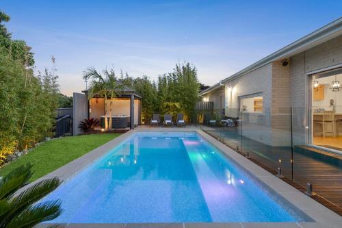 uma piscina no quintal de uma casa em Bella Beach Resort - An Oasis on the Bellarine with heated pool em Saint Leonards