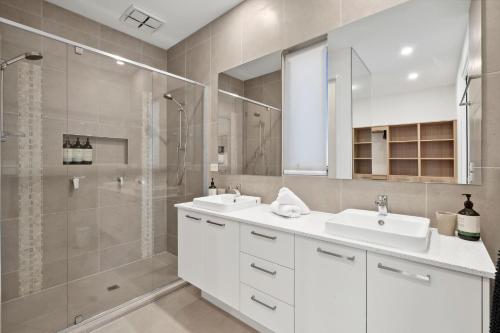 Bella Beach Resort - An Oasis on the Bellarine with heated pool في سانت ليوناردز: حمام مع مغسلتين ودش