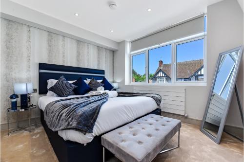 Кровать или кровати в номере Stylish 2 Bedroom Apartment - Wembley Park