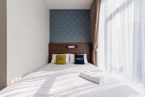 Postel nebo postele na pokoji v ubytování Urbanview Hotel Cengkareng Jakarta by RedDoorz