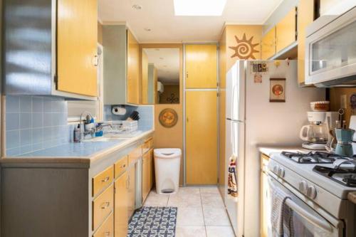 Una cocina o zona de cocina en Joshua Tree Bugalow - Downtown