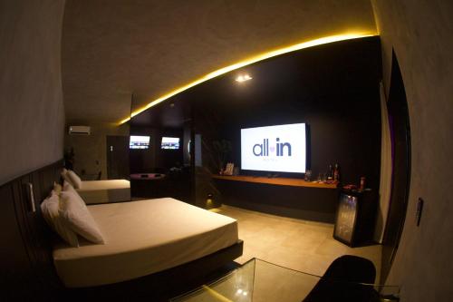 Una televisión o centro de entretenimiento en All in Motel