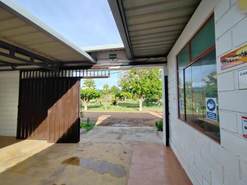 einen Eingang zu einem Gebäude mit einer Holztür in der Unterkunft Hospedaje Los Jazmines de Santa Rosa in Tarapoto