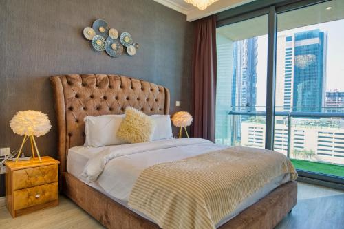 sypialnia z dużym łóżkiem i dużym oknem w obiekcie FIRST CLASS 1BR with DUBAI SKYLINE view w Dubaju