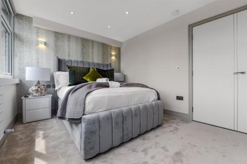 ロンドンにある1 Bedroom stylish apartment in Webley parkの白い部屋に大型ベッド1台が備わるベッドルーム1室が備わります。