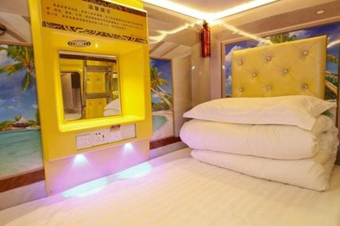 Habitación con cama con letrero amarillo y amarillo en Hangzhou Memory Travel International Hotel-Edge Westlake en Hangzhou