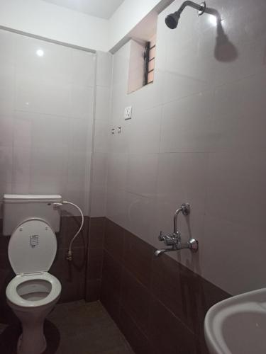 Om Ganesh Naik Guest Houseにあるバスルーム