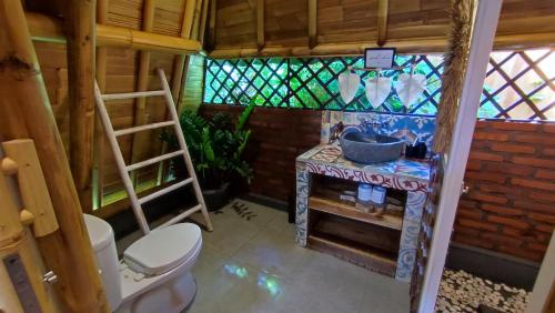 uma casa de banho com um lavatório e um WC num quarto em Sekumpul Bali Hidden Space em Singaraja