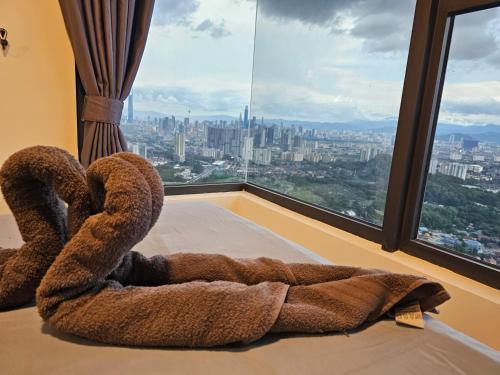 een kamer met een groot raam met een hart shapedigunigunigunigunigunigun bij Arte Cheras The Premium Suites by iLuxHome in Kuala Lumpur