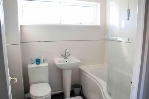 Ένα μπάνιο στο Botany Bay House with Hot Tub, close to Beach