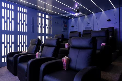 une chambre avec des chaises bleues et un mur avec des lumières dans l'établissement Star Wars: Heated Pool/Spa, Theater, Arcade, à Stanton
