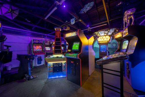 une chambre avec plusieurs machines de jeux vidéo dans l'établissement Star Wars: Heated Pool/Spa, Theater, Arcade, à Stanton