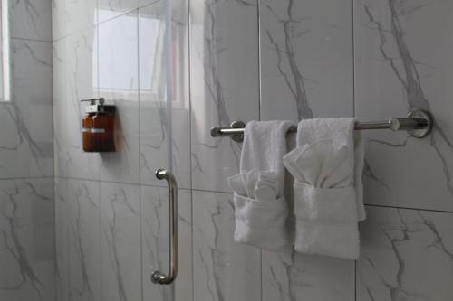 A bathroom at Luxury 2 bed Apartment in Kingston