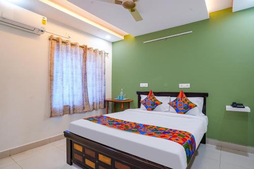 1 dormitorio con 1 cama grande en una habitación en FabHotel Cozy, en Hyderabad