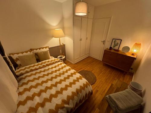 - une chambre avec un lit, une commode et une lampe dans l'établissement Premium Apartment ! 30 min - Paris & DisneyLand - Family Friendly & Parking, à Champigny-sur-Marne