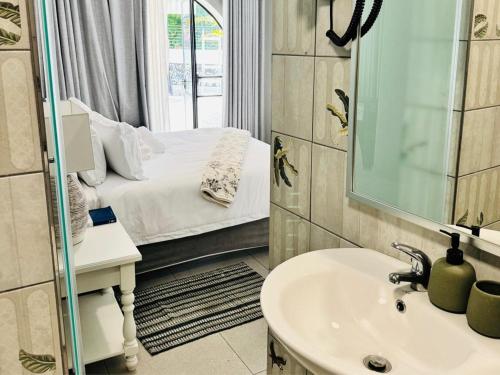 ウィットバンクにあるC'est La Vie Boutique Hotelのバスルーム(シンク、ベッド付)