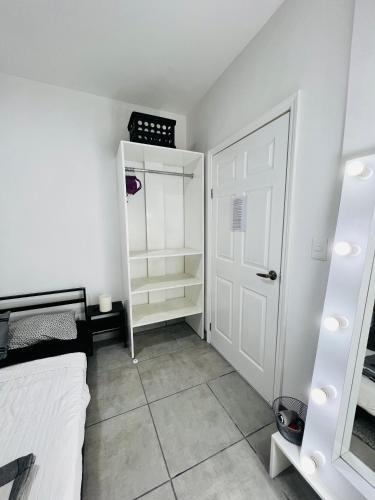 1 dormitorio con cama y puerta blanca en CASA AMBAR, en Tijuana